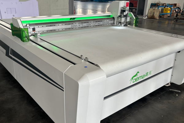 得馬F11高速異形裁切機(jī)