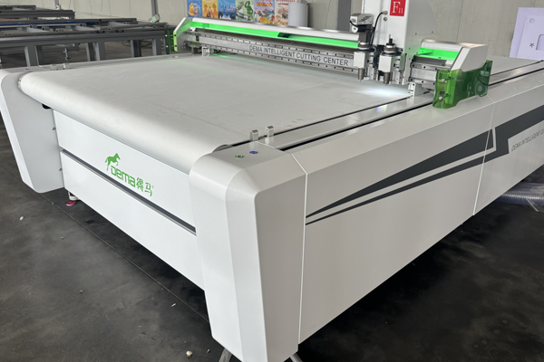 得馬F11高速裁切機(jī)