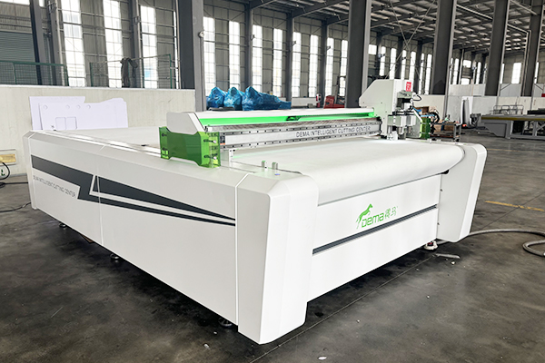 得馬F11高速裁切機(jī)側(cè)面